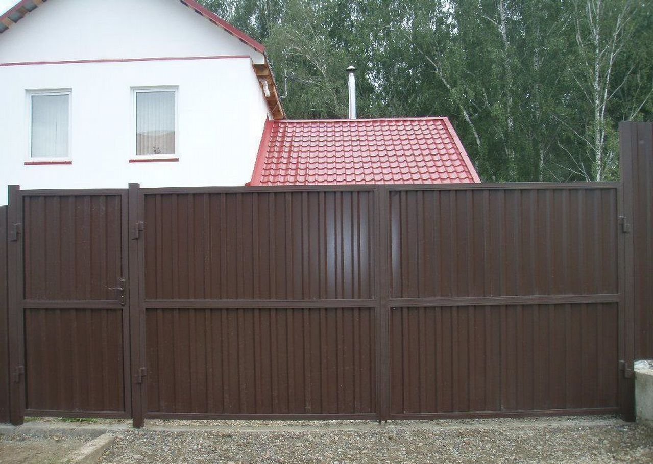 забор из профнастила перед домом фото